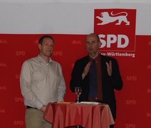 Gotthold Balensiefen (rechts) und Moderator Michael Hermann im Dialog. (Foto: Wolfgang Heyer)
